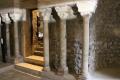 Colonnes et chapiteaux dans la crypte Saint Oyand