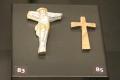 Crucifix en faience peinte (à gauche) - Croix portée en pendentif (à droite)