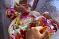 Préparation des pétales de roses lancées par les enfants lors de la procession de la fête Dieu