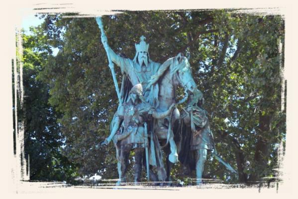 Statue de Charlemagne devant Notre Dame de Paris