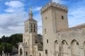 Vue depuis les hauteurs du palais des papes sur la cathédrale des Doms